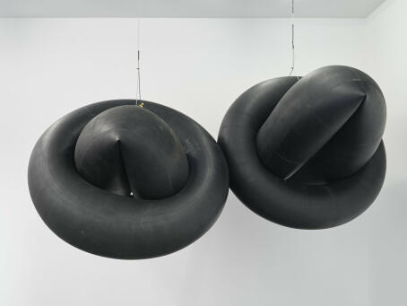 Michael Sailstorfer, Clouds (05), 2010, inflated truck inner tube tires, steel cables, Courtesy Kunsthalle Recklinghausen.