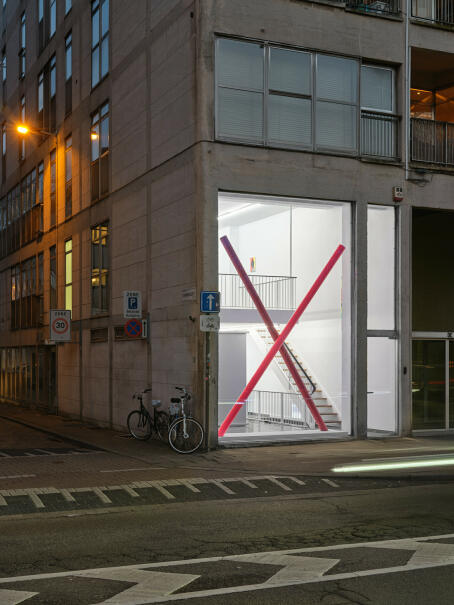 Thomas Scheibitz - >>>(X)<<< - outside view, 2025 / TICK TACK