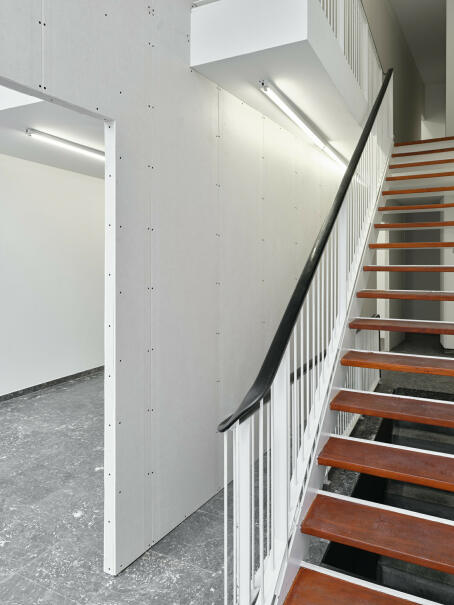 Eddie Peake, FOURTH WALL DEATH RATTLE, 2025, installation view / TICK TACK