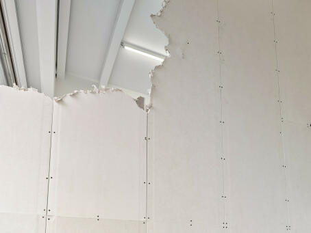 Eddie Peake, FOURTH WALL DEATH RATTLE, 2025, installation view / TICK TACK