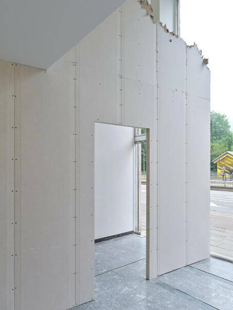Eddie Peake, FOURTH WALL DEATH RATTLE, 2025, installation view / TICK TACK