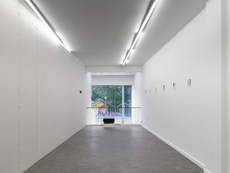 Eddie Peake, FOURTH WALL DEATH RATTLE, 2025, installation view / TICK TACK