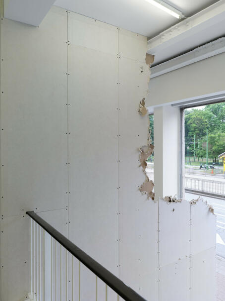 Eddie Peake, FOURTH WALL DEATH RATTLE, 2025, installation view / TICK TACK