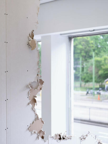 Eddie Peake, FOURTH WALL DEATH RATTLE, 2025, installation view / TICK TACK