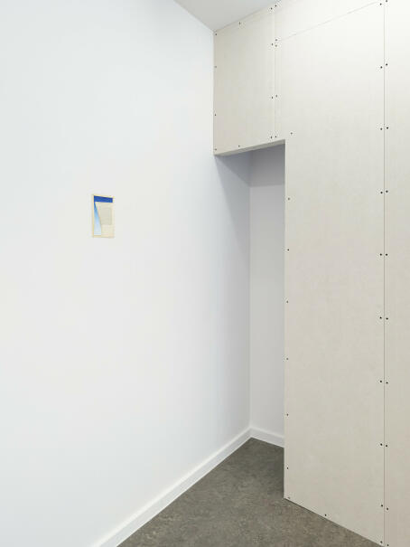 Eddie Peake, FOURTH WALL DEATH RATTLE, 2025, installation view / TICK TACK