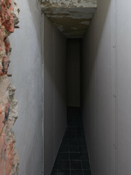 Eddie Peake, Slakkenhuis, 2025, Metal tracks and studs, plasterboard, screws, dimensions variable