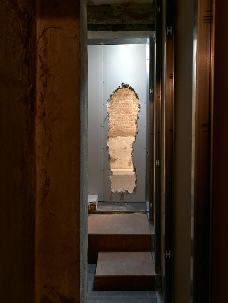 Eddie Peake, Slakkenhuis, 2025, Metal tracks and studs, plasterboard, screws, dimensions variable