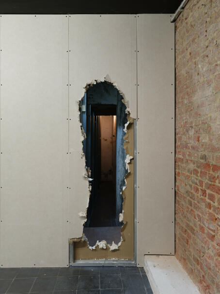 Eddie Peake, Slakkenhuis, 2025, Metal tracks and studs, plasterboard, screws, dimensions variable