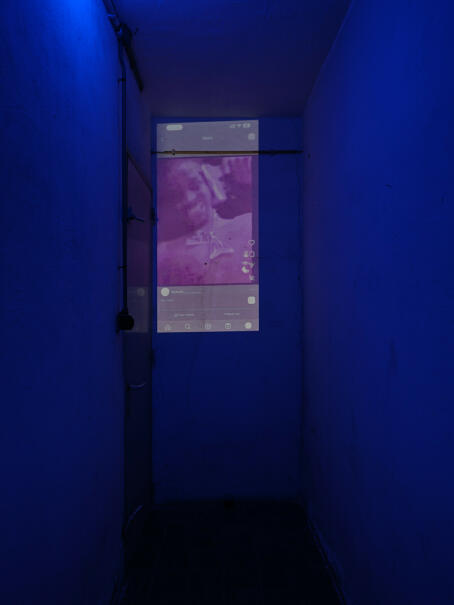 Allen-Golder Carpenter - Free jah morant , 2025 Urine test cups, ash, projector, moving image, gemstones, urine. Spatial installation. Dimensions variable - TICK TACK