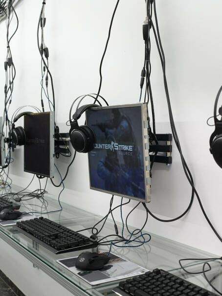 Brennan Wojtyla, LAN, 2025, site specific installation and performance, TICK TACK