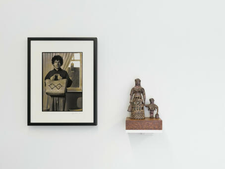 Filip Claus, Pol Hoste, black-and-white photo, 58 x 45.5 cm; MARIE-CHRISTINE HUYBRECHTS, Moeder en dochter, ceramic, 33 x 22 x 14 cm