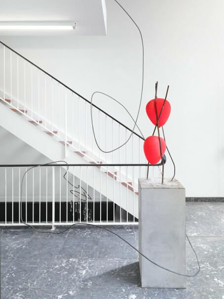 Hannah Perry, Snare, 2026, concrete, rebar, resin and latex, 148 x 36 x 36 cm