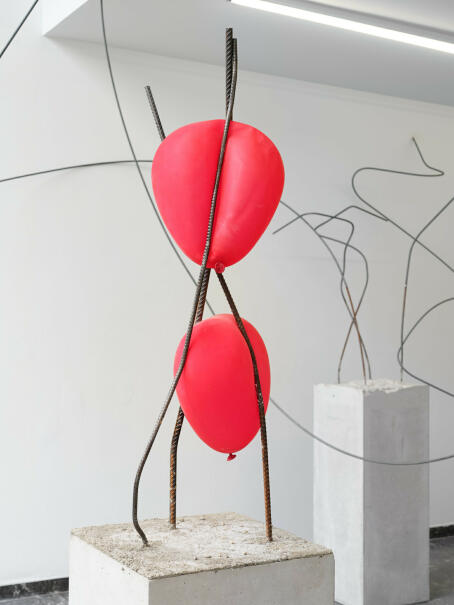 Hannah Perry, Snare, 2026, concrete, rebar, resin and latex, 148 x 36 x 36 cm