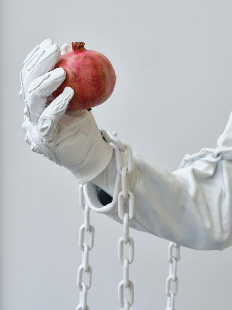 Alexandre Bavard - GRENAD - 2022 - resin, cotton, spray paint, chain - 150 x 150 x 70 cm