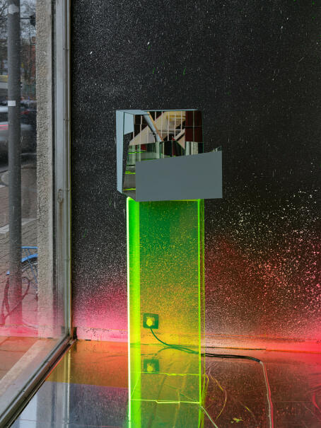 Anselm Reyle, Kutxa Hutsa (for Jorge Oteiza), 2010, mirror glass, plinth acrylic glass / DISORDER / TICK TACK