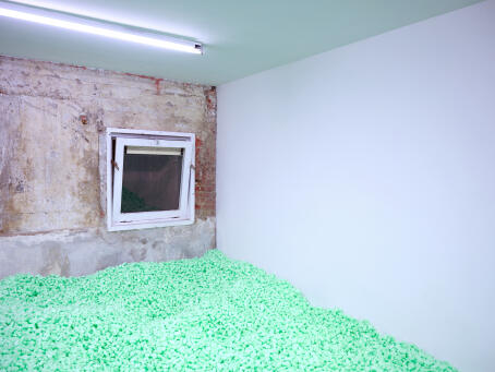 Benjamin Cohen - All mouth and no trousers, - 2023 - Eco-packaging chips - Dimensions variable - Installation at TICK TACK