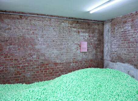 Benjamin Cohen - All mouth and no trousers, - 2023 - Eco-packaging chips - Dimensions variable - Installation at TICK TACK