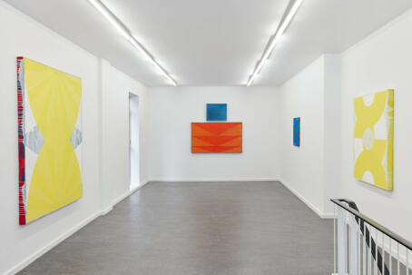 Clara Brörmann - Symmetria // Color me fred // Torso // Laternenbild - 2022 - Installation view at TICK TACK