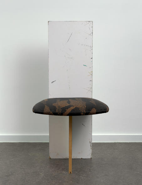 Leo Gabin - Untitled (russo) - 2021 - Silkscreen, acrylic, wood, fabric and metal - 96 x 46 x43 cm