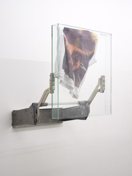 Manuel Burgener - Untitled, 2019, Metal, glass, t-shirt - 60 x 48 x 51 cm Courtesy Maria Bernheim
