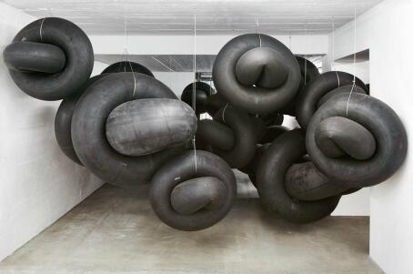 Michael Sailstorfer, Himmel Berlin [Berlin Sky], 2012. Truck tire inner tubes, dimensions variable. Courtesy of the artist.