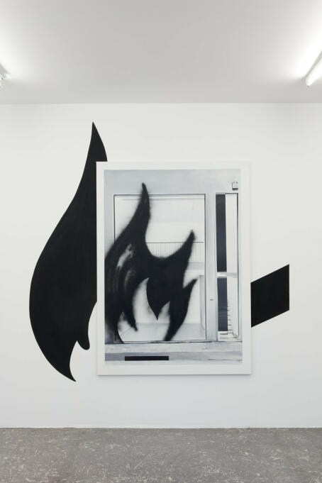 Michael Weißköppel - black flame - 2021 - acrylic and acrylic spray paint on canvas - 160 x 115 cm
