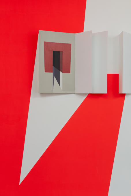 Narcisse Tordoir - Z.T. - 2019 - Acrylic on wood, digital print, acrylic on wall 60x200x15cm (red plane of variable dimensions) - TICK TACK