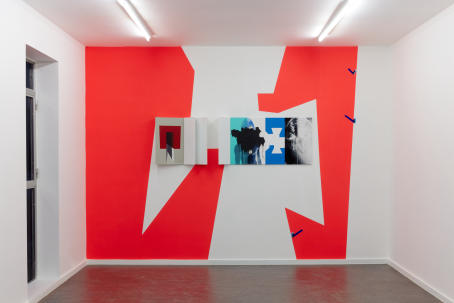 Narcisse Tordoir - Z.T. - 2019 - Acrylic on wood, digital print, acrylic on wall - 60x200x15cm (red plane of variable dimensions) - TICK TACK